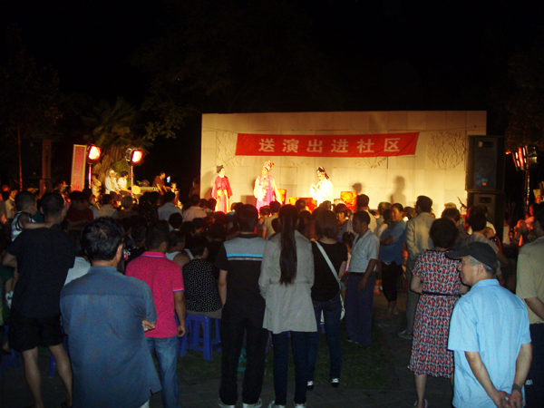 我馆送演出进社区文艺演出第九场在虹桥街道虹桥公园举办